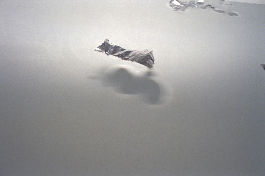 Aluminiumfolie auf Wasser, Mailand, Italien, 1998. Foto: Armin Linke